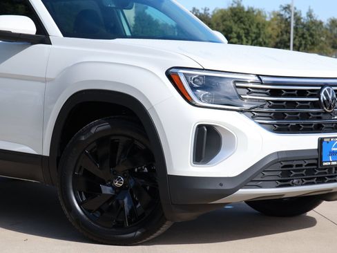 Certified 2026 Volkswagen Atlas SE FWD image 2