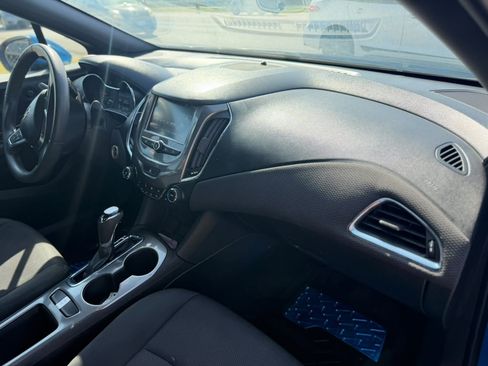Used 2017 Chevrolet Cruze LT w/ Convenience Package FWD image 9