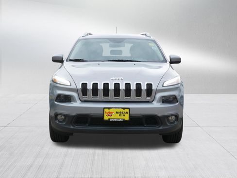 Used 2018 Jeep Cherokee Latitude Plus w/ Cold Weather Group AWD/4WD image 2