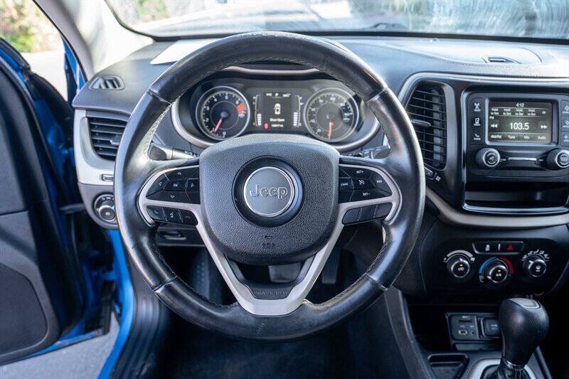 Used 2018 Jeep Cherokee Latitude w/ Altitude Package FWD image 11