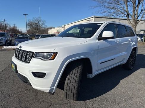Certified 2022 Jeep Grand Cherokee Laredo X image 3
