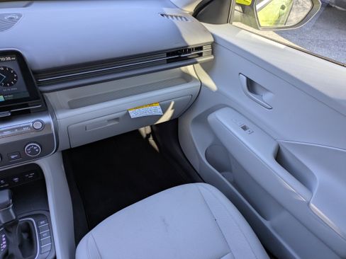 Certified 2025 Hyundai Kona SE image 17