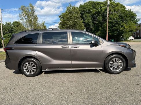 Used 2024 Toyota Sienna LE w/ LE Plus Package FWD image 8