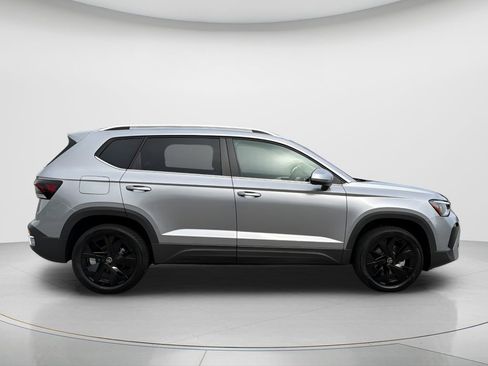 New 2026 Volkswagen Taos SE FWD image 4
