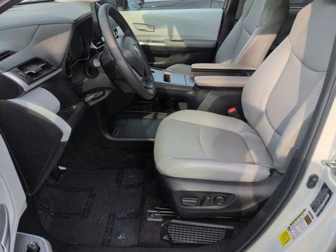 Certified 2025 Toyota Sienna XLE w/ XLE Plus Package AWD/4WD image 8