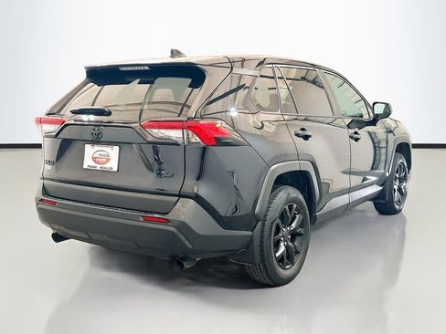 Used 2022 Toyota RAV4 LE FWD image 4