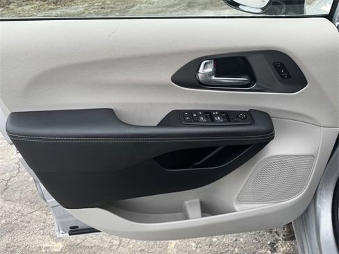 Certified 2024 Chrysler Pacifica Touring-L image 21