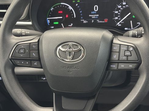 Used 2025 Toyota Sienna LE AWD/4WD image 18