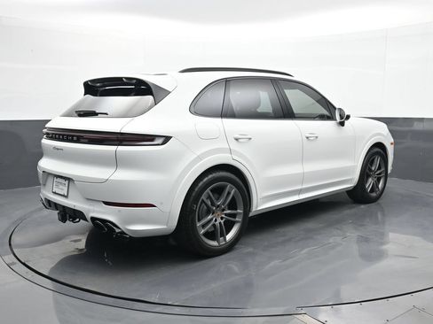 Certified 2025 Porsche Cayenne AWD/4WD image 22