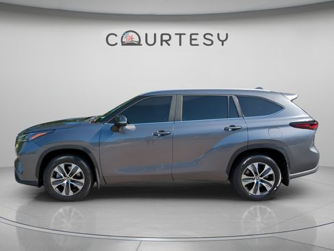 Used 2024 Toyota Highlander XLE FWD image 4