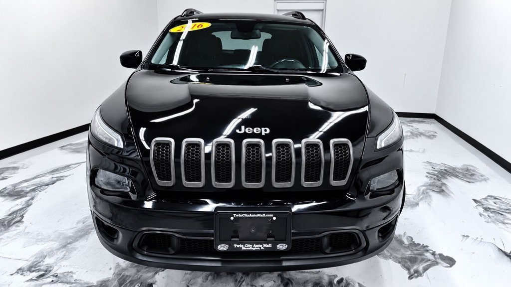 Used 2016 Jeep Cherokee Latitude w/ Cold Weather Group AWD/4WD image 3