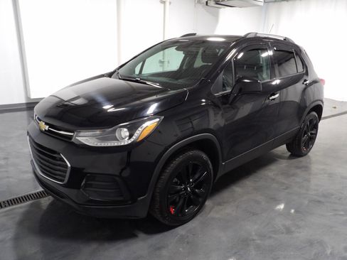 Used 2019 Chevrolet Trax LT w/ Sun & Sound Package image 3