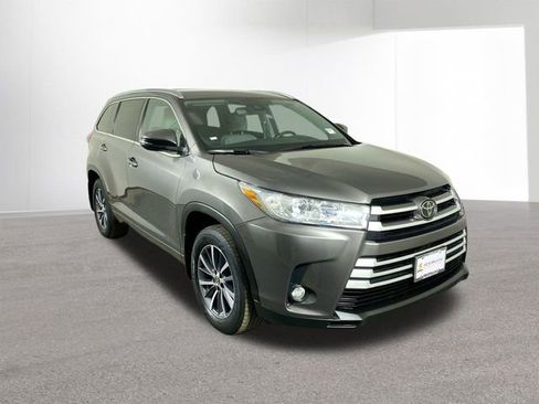 Used 2017 Toyota Highlander XLE image 3
