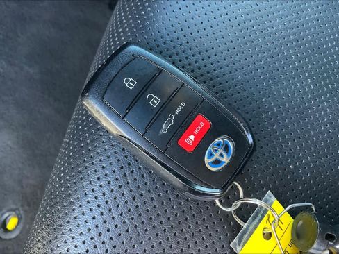 Used 2021 Toyota Venza XLE w/ Softex Package image 15