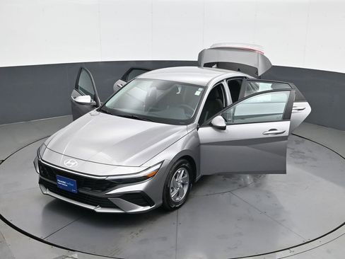 Certified 2024 Hyundai Elantra SE image 30