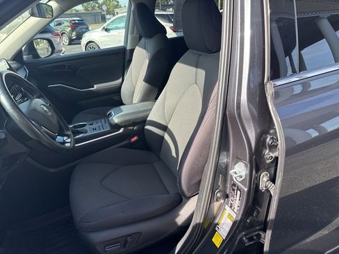 Used 2020 Toyota Highlander LE image 11