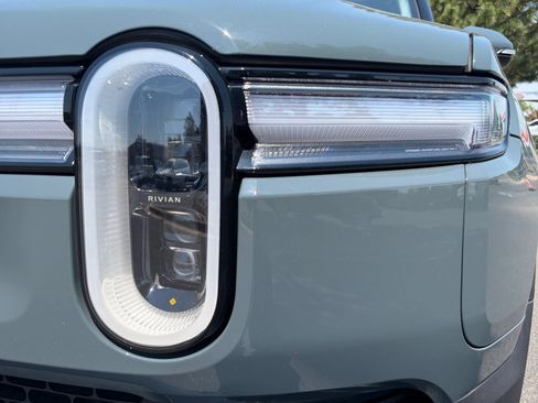 Used 2025 Rivian R1S Premium AWD/4WD image 9