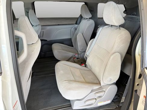 Used 2019 Toyota Sienna LE FWD image 47