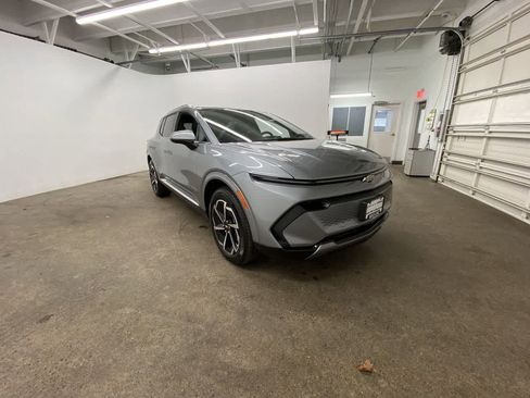 Used 2025 Chevrolet Equinox EV LT w/ Convenience Package image 8