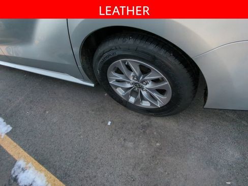 Used 2022 Toyota Sienna XLE image 5