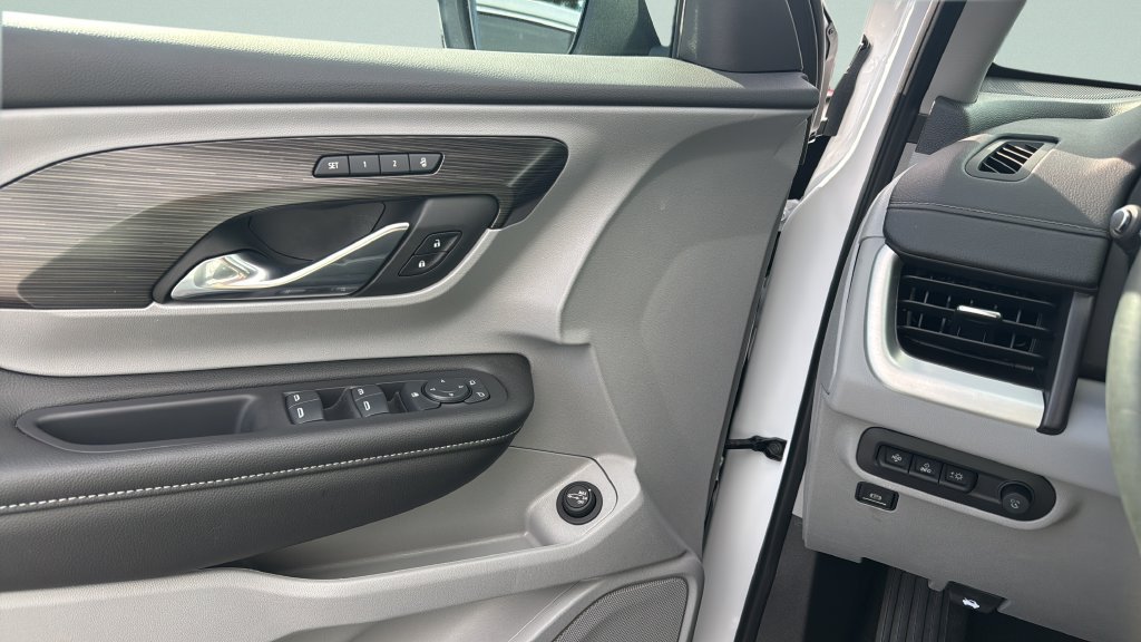 Used 2024 GMC Terrain SLT w/ Tech Package FWD image 15