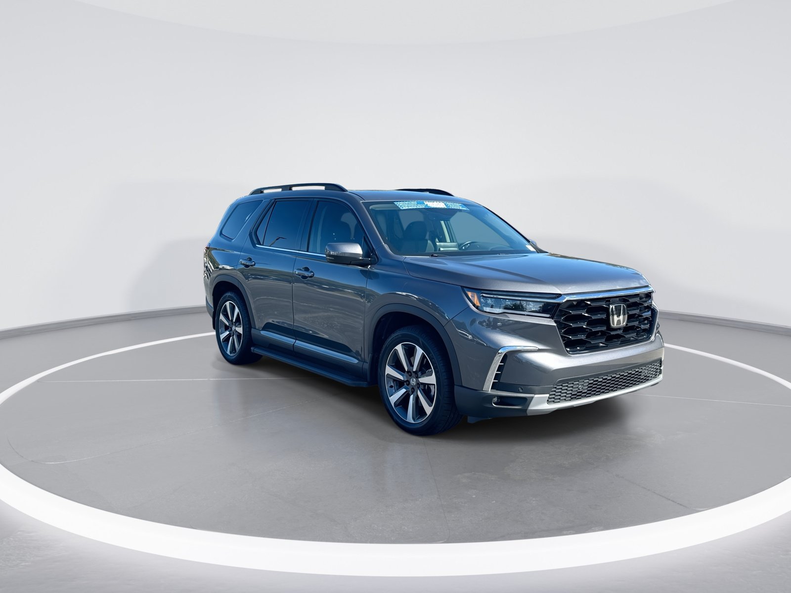 Used 2025 Honda Pilot Touring image 2