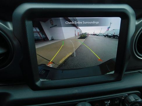 Used 2023 Jeep Gladiator Willys image 12