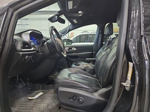 Used 2019 Chrysler Pacifica Touring-L Plus w/ Advanced Safetytec Group FWD image 12