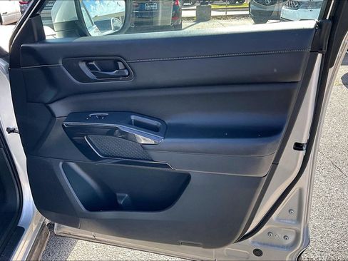 Used 2025 Nissan Pathfinder SV FWD image 22