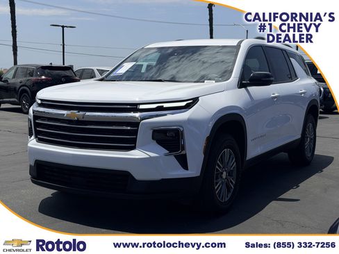 Used 2025 Chevrolet Traverse LT FWD image 3