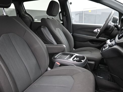 Used 2023 Chrysler Pacifica Touring image 24