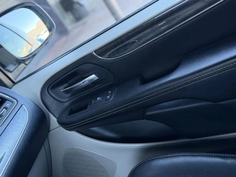 Used 2014 Chrysler Town & Country Touring image 35