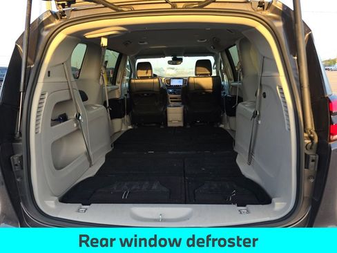 Used 2023 Chrysler Pacifica Touring-L FWD image 8