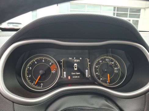 Used 2018 Jeep Cherokee Latitude Plus w/ Cold Weather Group AWD/4WD image 4