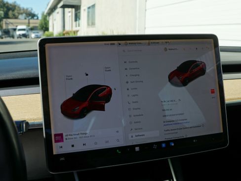 Used 2018 Tesla Model 3 Mid Range RWD image 37