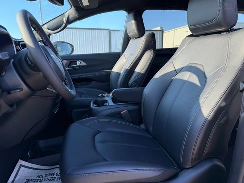 New 2026 Chrysler Pacifica Select FWD image 12
