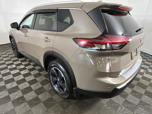 Used 2024 Nissan Rogue SV w/ SV Premium Package AWD/4WD image 5
