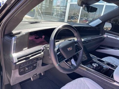 Used 2025 Cadillac Escalade V AWD/4WD image 7