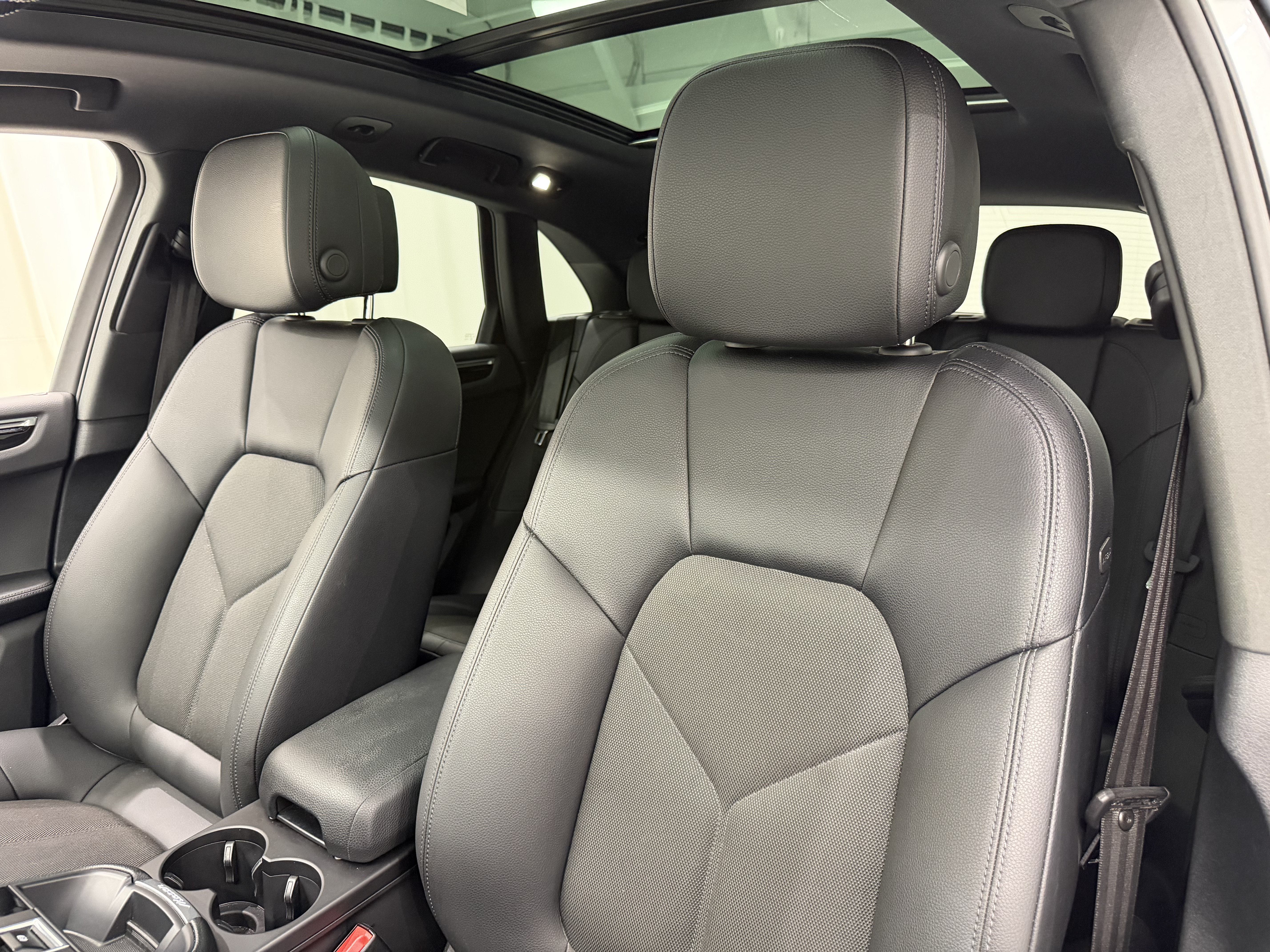 Used 2022 Porsche Macan AWD/4WD image 30