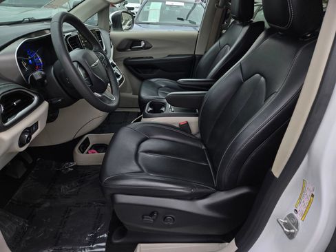 Used 2023 Chrysler Pacifica Touring-L FWD image 17