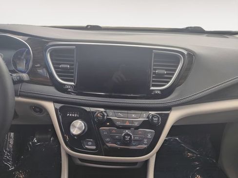 Used 2023 Chrysler Pacifica Limited AWD/4WD image 11