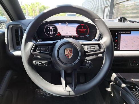 Certified 2025 Porsche Cayenne Base image 38