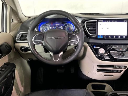 Used 2022 Chrysler Pacifica Touring-L image 4