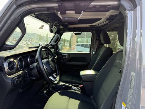 Used 2018 Jeep Wrangler Unlimited Sahara w/ Dual Top Group AWD/4WD image 8