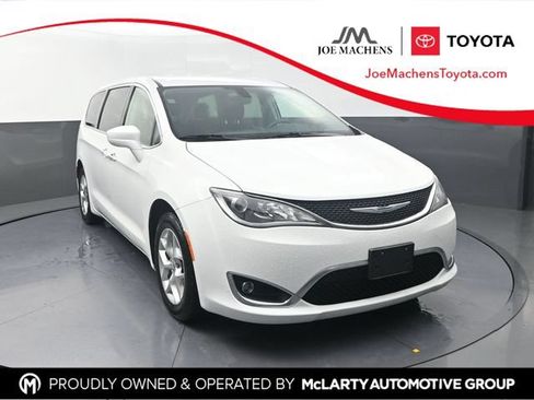 Used 2018 Chrysler Pacifica Touring Plus w/ Tire & Wheel Group FWD image 1