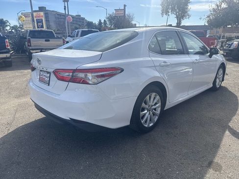 Used 2018 Toyota Camry LE image 10