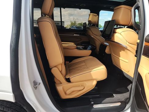 Used 2022 Jeep Grand Wagoneer Series III w/ Rear-Seat Entertainment Group AWD/4WD image 10