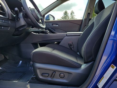 Used 2023 Nissan Rogue SV image 16