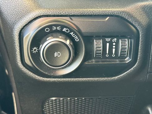 Used 2019 Jeep Wrangler Unlimited Sahara AWD/4WD image 33