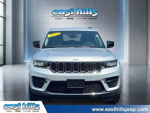 Used 2023 Jeep Grand Cherokee Laredo w/ Luxury Tech Group I AWD/4WD image 2